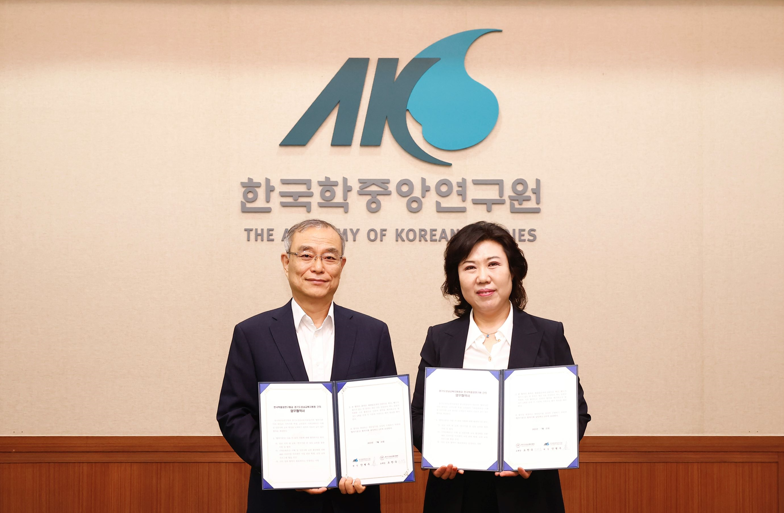 안병우 한국학중앙연구원장(사진 왼쪽)과 오찬숙 경기도성남교육지원청 교육장이 성남 관내 학교의 기록문화유산 이해 및 인문사회 교육 발전의 협력을 모색하기 위한 MOU를 체결, 기념촬영을 하고 있는 모습. / 사진 제공 : 한국학중앙연구원 