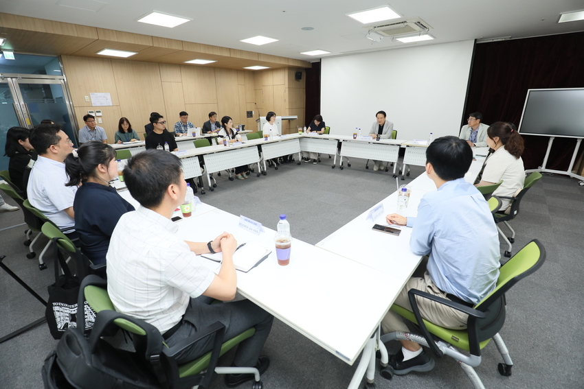임태희 경기도교육감이 도내 특수교사들과 가진 간담회 자리에서 충분한 재정 확보해 특수교육 환경 바꾸는데 힘쓰겠다고 밝혔다. / 사진 제공 : 경기도교육청