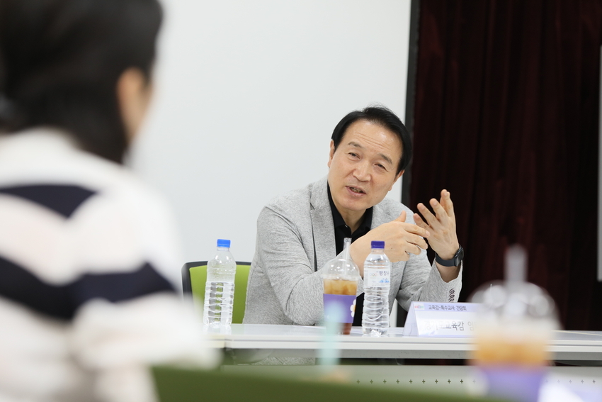 임태희 경기도교육감이 도내 특수교사들과 가진 간담회 자리에서 충분한 재정 확보해 특수교육 환경 바꾸는데 힘쓰겠다고 밝혔다. / 사진 제공 : 경기도교육청