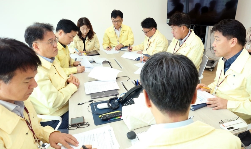 경기도교육청이 9일 수원시 남부청사에서 긴급 대책회의를 갖고 태풍 북상에 따른 안전관리 대응에 나섰다. / 사진 제공 : 경기도교육청 