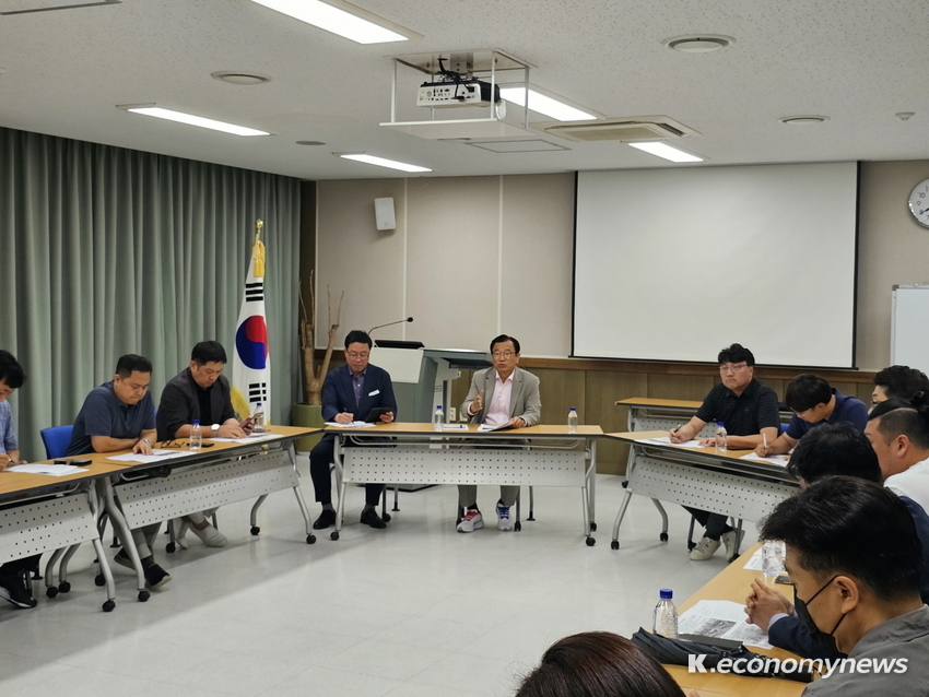  이현재 하남시장(사진 가운데)이 미사2동행정복지센터에서 열린 미사강변총연합회와 간담회에서 가칭 한홀중학교·청아고등학교 신설사항 등 미사강변도시 주요 현안에 대한 추진현황을 주민들과 공유하고 있다. <사진 = 하남시청 제공>