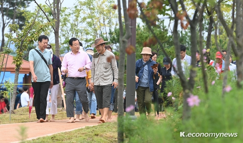  이현재 하남시장(맨 앞)과 주민들이 구산 황토 산책길을 걷고 있다 <하남시청 제공>