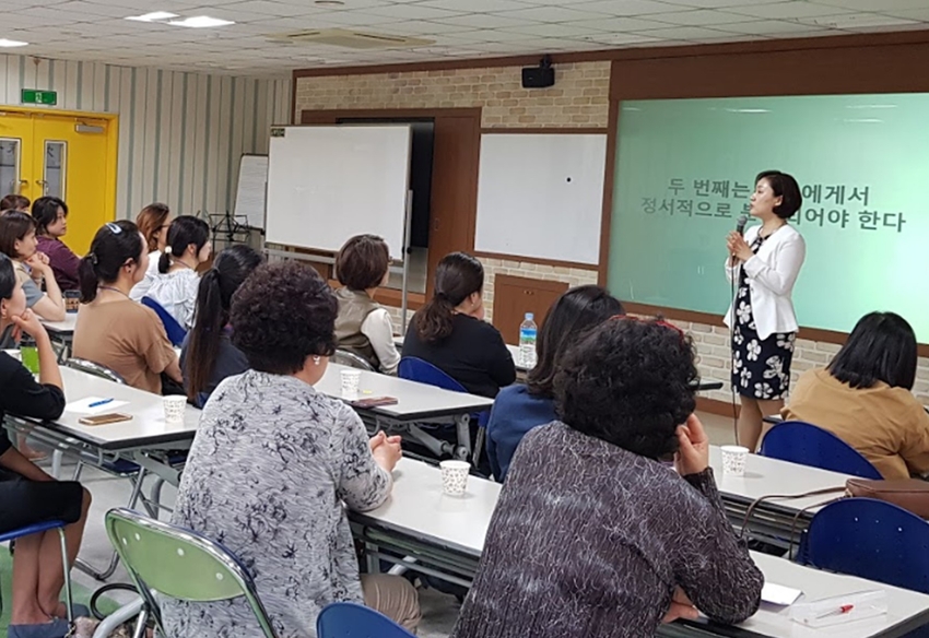 강의중인 임주리 마인드가드너 심리코칭센터 대표 <마인드가드어 심리코칭센터 제공>