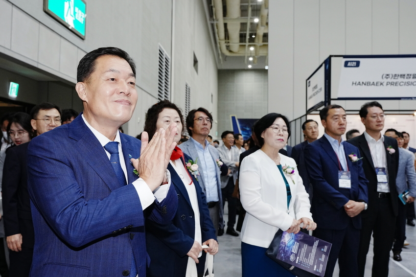 이재준 수원시장이 전시회장을 둘러보고 있는 모습 <수원시 제공>
