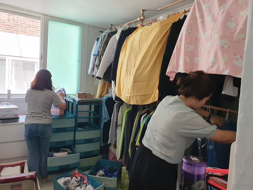 평택시가족센터가 중장년 1인 가구를 대상으로 한 방문 컨설팅, ‘홈스위트홈’을 실시하고 있다 <평택시청 제공>