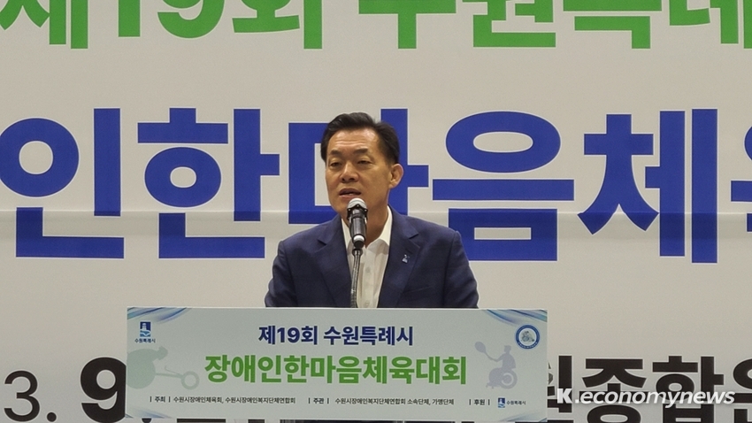 이재준 시장이 개막식에서 선수들을 격려하고 있다 <사진 안영찬기자>