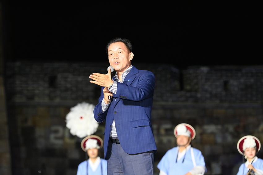 지난 23일 ‘세계유산축전 수원화성’ 개막식에서 이재준 수원특례시장이 인사말을 하고 있다 <수원시 제공>