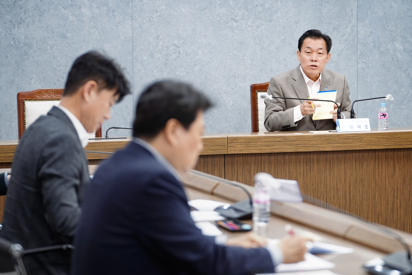 이재준 수원특례시장이 ‘수원시 전세사기 피해예방 긴급대책회의’를 주재하고 있다 <수원특례시 제공>