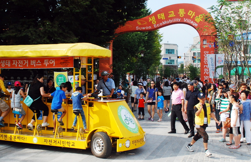  지난 2013년 9월 한 달 간 열렸던 '생태교통수원 2013 행사'에서 시민들이 자동차가 사라진 거리를 즐기고 있는 모습 <수원시 제공>