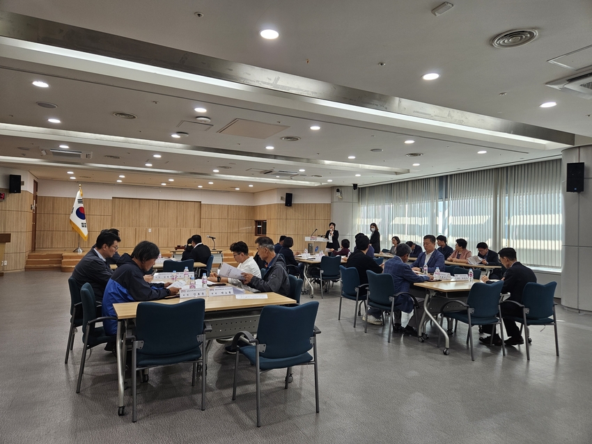 용인특례시 농업·농촌 및 식품산업정책심의회가 지난 11일 시청사에서 회의를 열고 제17회 용인시 농업인대상 수상자를 선정했다 <용인시청 제공>