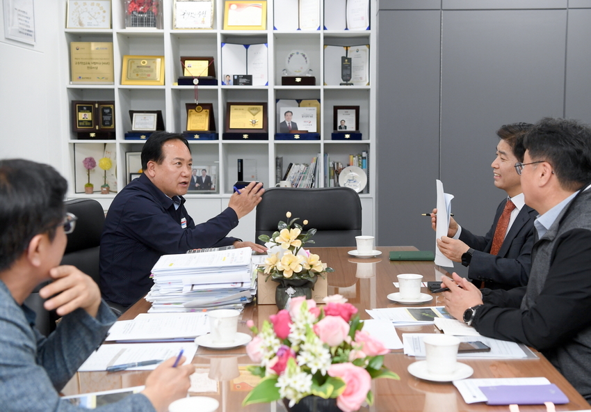 지난 5월 진행된 이권재 오산시장과 서흥원 한강유역환경청장과의 면담 사진 <오산시청 제공>