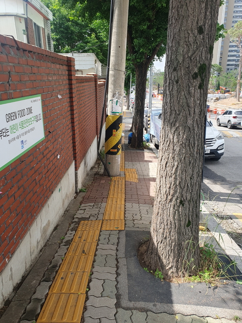 수원공고 정문 주변 통학로 시공전 모습 <수원시 제공>
