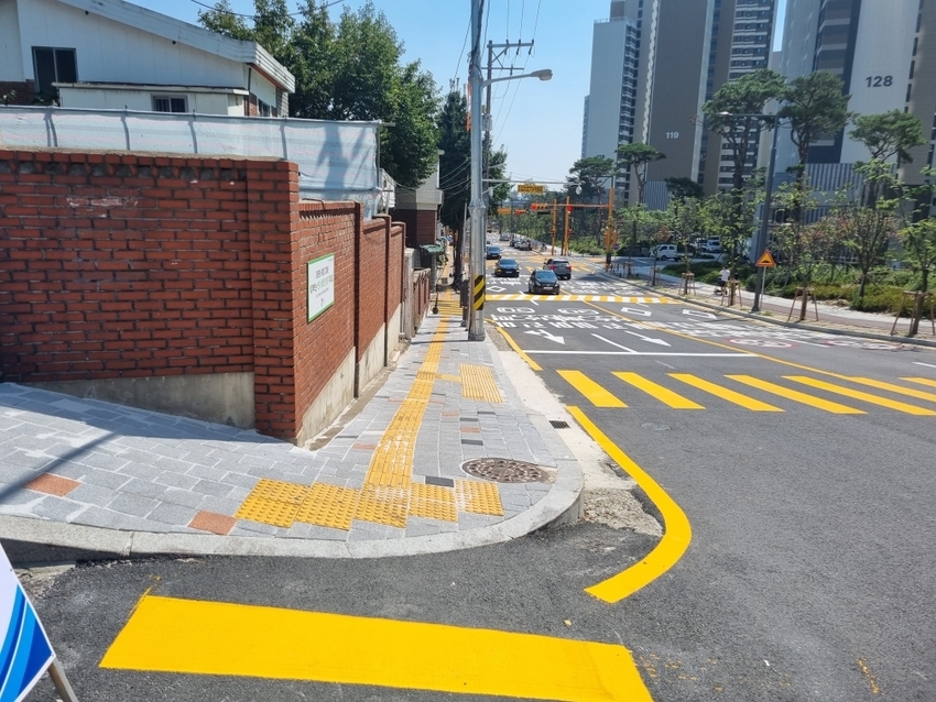 수원공고 정문 주변 통학로 정비후 모습 <수원시 제공>