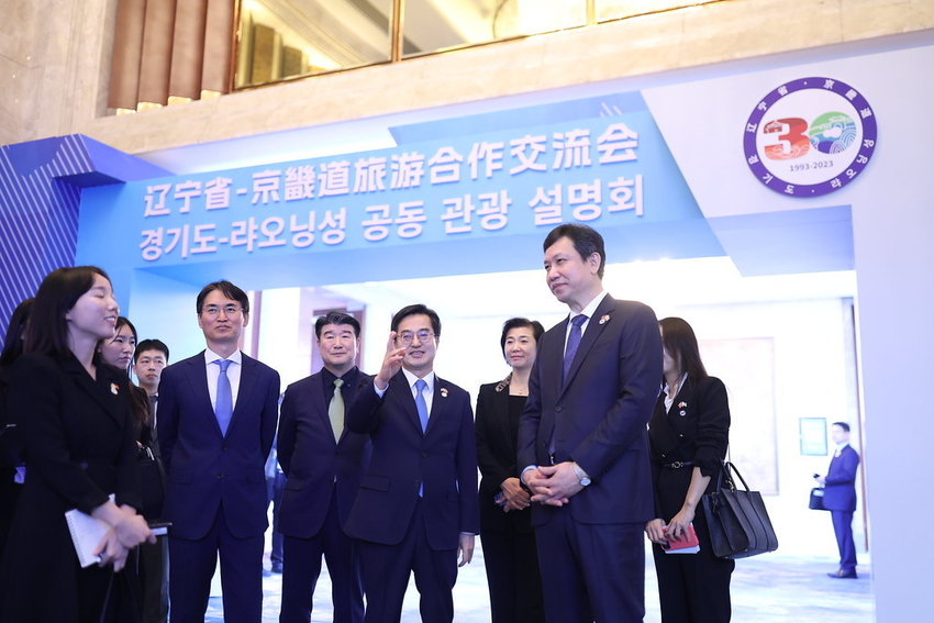 김동연 경기도지사가 경기도-랴오닝성 관광협력 교류회에 참석해 조원용 경기관광공사 사장과 진궈웨이 랴오닝성 부성장등과 대담을 하고 있다 <경기도 제공>