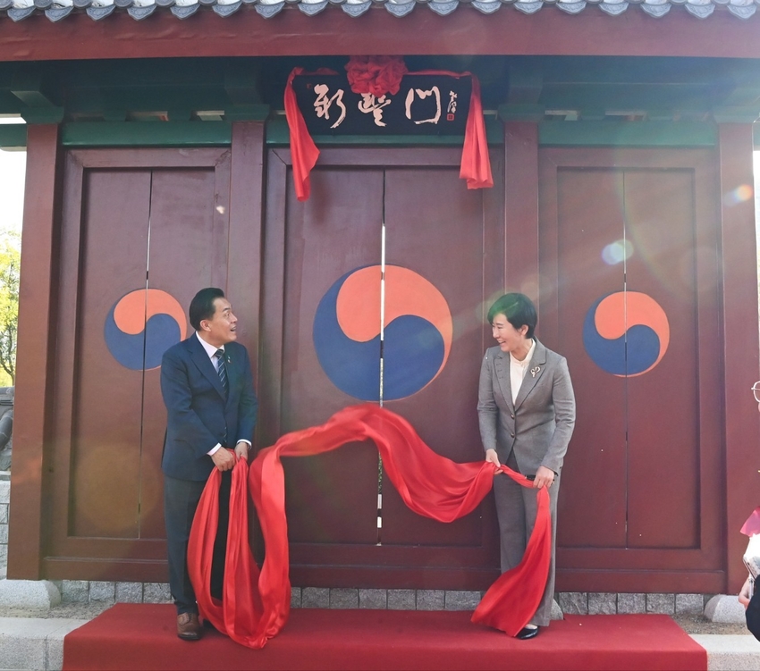 31일 중국 지난시에서 이재준 수원특례시장(왼쪽)과 양리 지난시 부시장이 수원정원 신풍문 현판을 제막하고 있다 <수원시 제공>