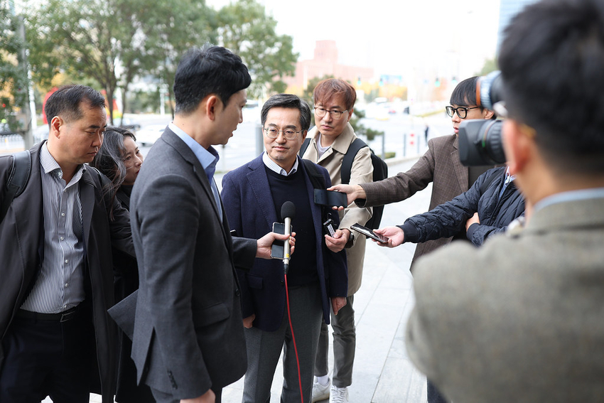 1일 오전 중국 콘레드호텔에서 김동연 경기도지사가 언론 브리핑을 하고 있다 <경기도 제공>