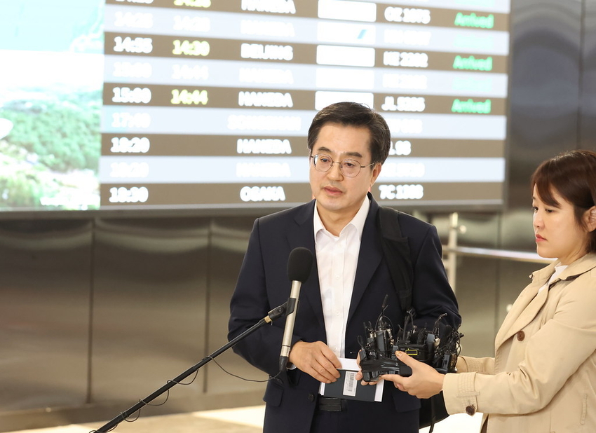 해외 순방을 마치고 돌아온 김동연 경기도지사가 김포국제공항에서 언론브리핑을 하고 있다 <경기도 제공>