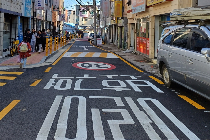 民·民갈등을 이겨내고 깔끔하게 단장된 수원 인계초 통학로 모습 <수원시 팔달구 제공>