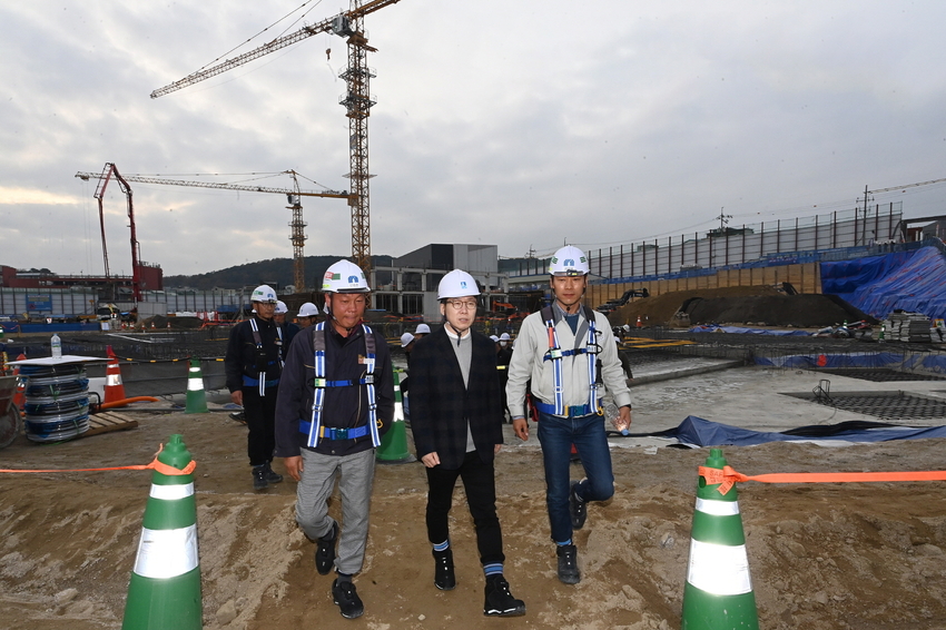 지동 115-10구역 주택재개발사업 건설 현장을 점검하고 있는 <수원시 제공>
