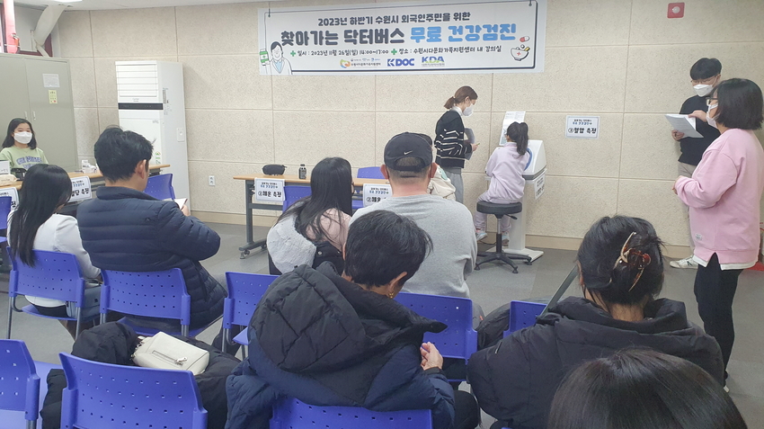 찾아가는 닥터버스에서 진행된 건강검진 모습 <수원특례시 제공>