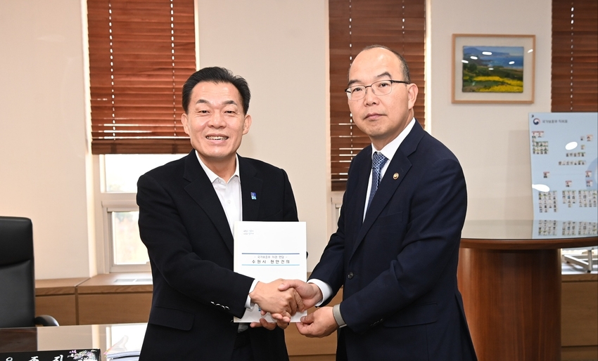 이재준 시장이 윤종진 국가보훈부 차관에게 건의문을 전달하고 있는 모습 <수원시 제공>