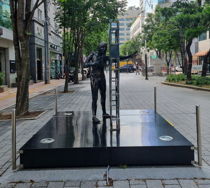 국제자매도시 테마거리에 설치된 톨루카시 상징 조형물 모습 <수원특레시 제공>