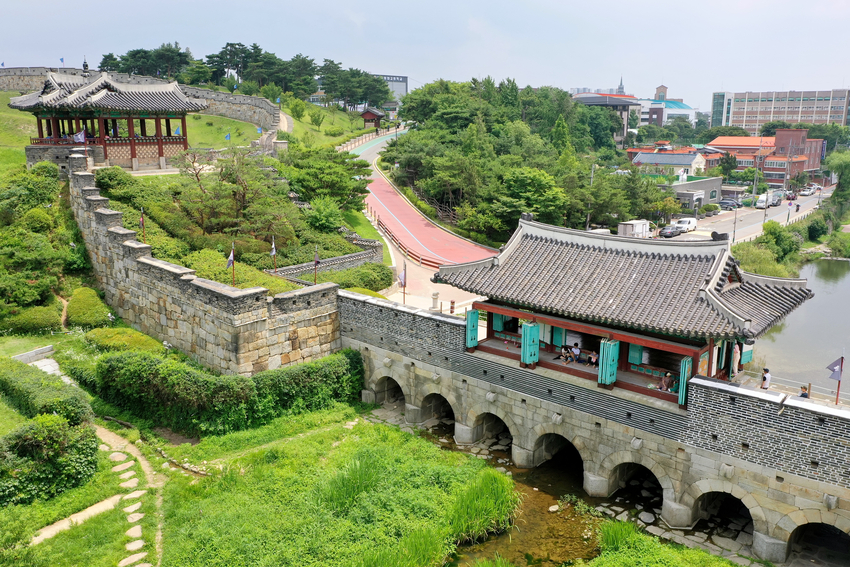 방화수류정(사진 위)과 화홍문(사진 아래)을 품고 있는 '수원 화성' 모습 <수원시 제공>