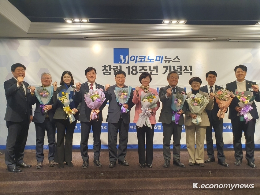  ‘광역의원 의정대상’을 수상한 경기도의원 (왼쪽부터 최선욱 M이코노미뉴스경인본사대표, 홍원길, 장윤정, 김영기, 성기황, 이채영, 조재성 M이코노미뉴스대표, 고은정, 윤성근, 오지훈 의원)이 기념촬영을 하며 화이팅을 외치고 있다.