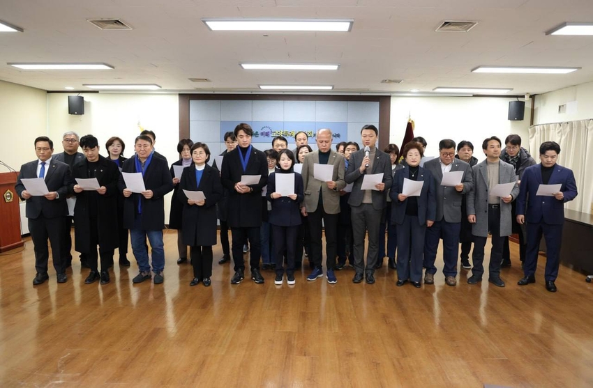 26일 오전 고양시의회 영상회의실에서 일산동구 풍동 신천지 건물에 대한 고양시의 종교시설 용도변경 허용을 취소할 것을 요구하는 성명을 발표하고 있는 고양지역 국회의원과 시도의원 <더불어민주당 홍정민 의원실 제공>