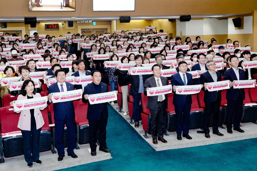 지난 10월 새빛안전지킴이 꿈 한마당 행사에서 이재준 수원시장과 새빛안전지킴이들이 가족과 이웃의 안전을 지키겠다는 결의를 다지고 있다. <수원시 제공><br>
