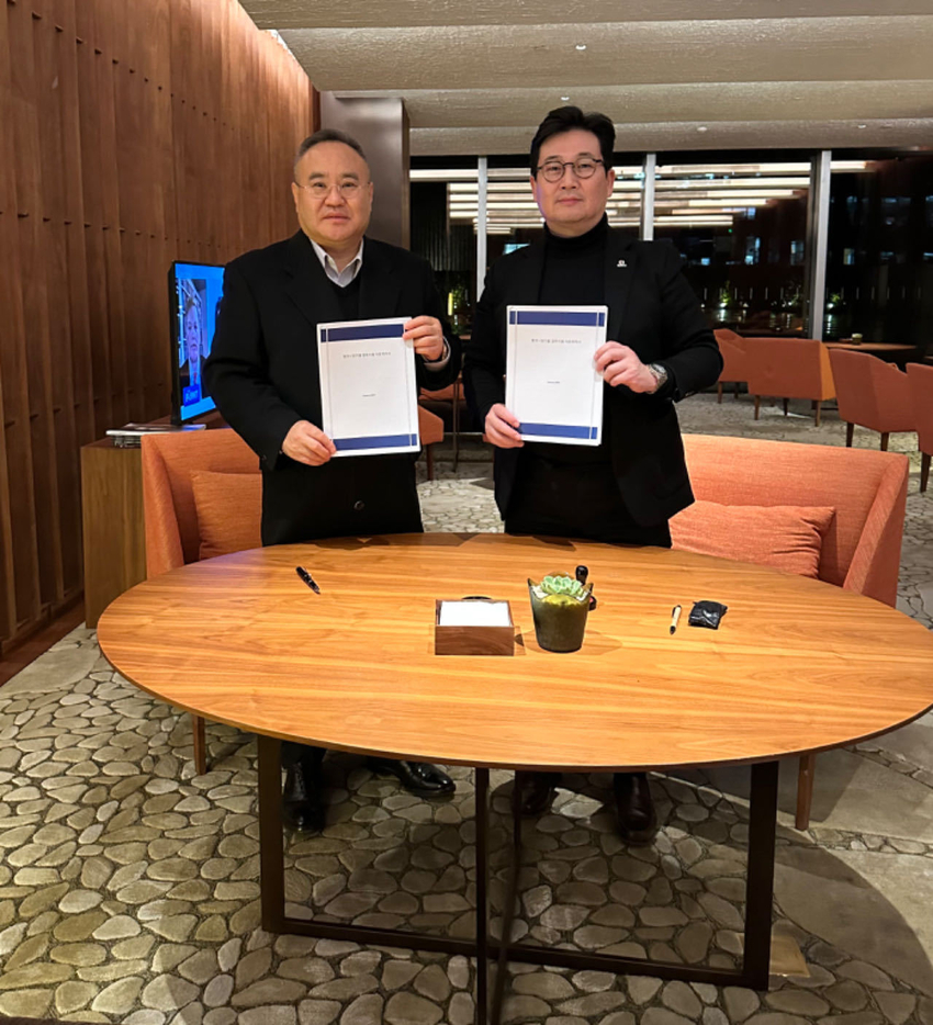 주식회사 자운 박상호 대표(사진 우)와 북경 LID상무 유한공사 이영훈 대표(사진 좌)의 협약식 모습<안영찬 기자>