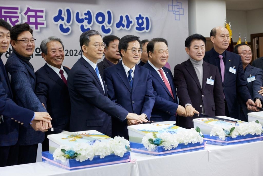 김동연 경기도지사가 참석한 내빈들과 떡케이크 절단식을 하고 있다 <경기도 제공>