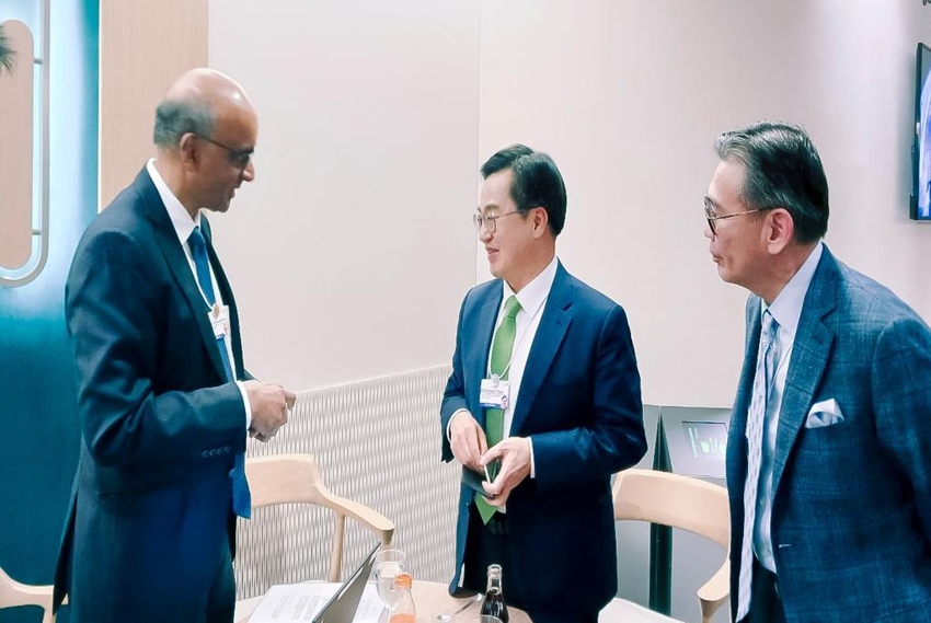 현시지간 16일 오후 김동연 경기도지사가 타르만 샨무가라트남(Tharman Shanmugaratnam) 싱가포르 대통령과 면담을 하고있다 <경기도 제공>