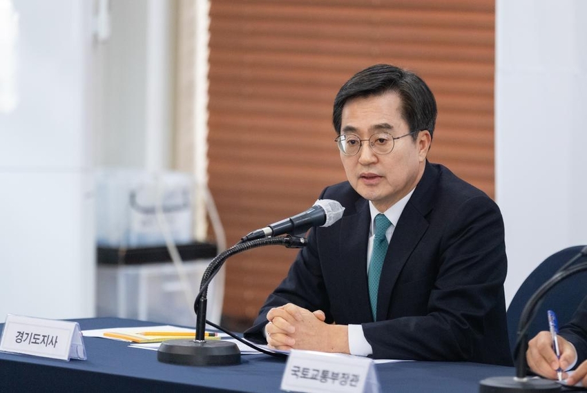 김동연 지사가 대중교통 요금 지원정책 발표 및 질의응답을 하고 있다 <경기도 제공>
