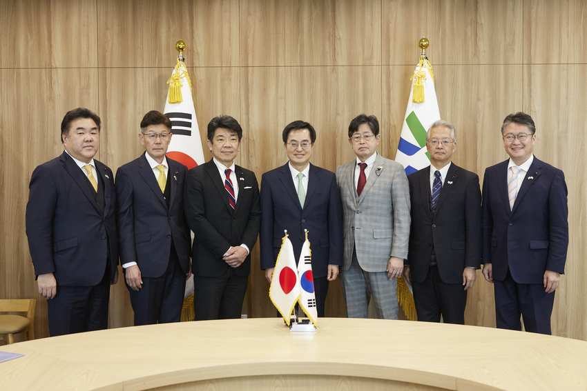 30일 오전 경기도청 집무실에서 김동연 도지사가 일본 아이치현 의원단 6명과 기념촬영을 하고 있다 <경기도 제공>