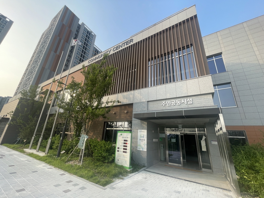 사회적경제기업 신규 거점 공간이 조성된 커뮤니티센터 전경 <수원시 제공>