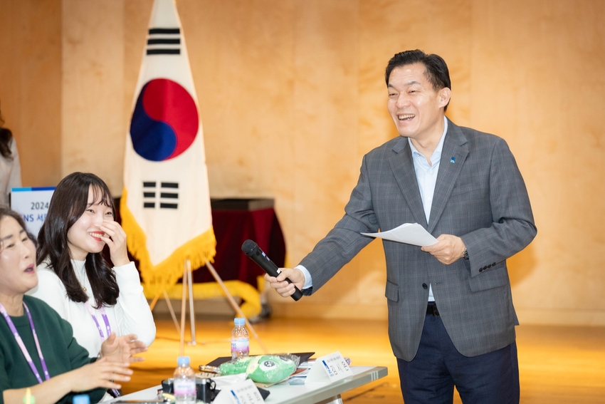 이재준 수원시장이 SNS 서포터즈와 이야기를 나누며 미소 짓고 있는 모습 <수원시 제공>