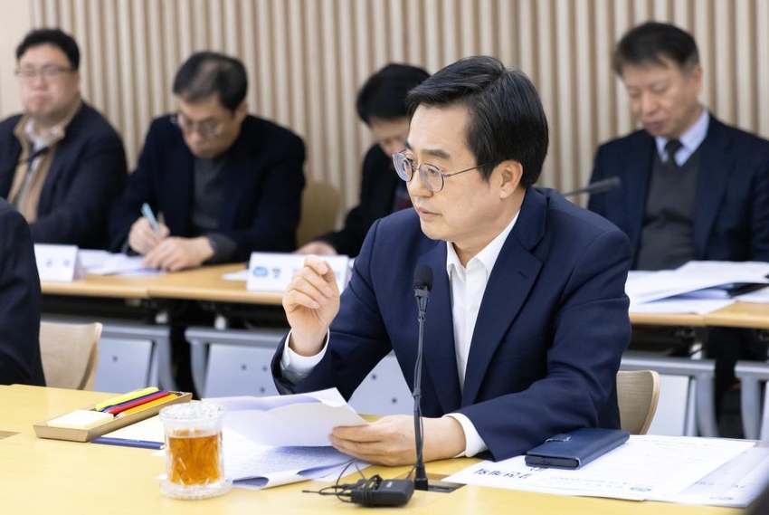 14일 오후 경기도청 북부청사 2층 상황실에서 열린 2월 도정 열린회의에 앞서 김동연 경기도지사가 인사말을 하고 있다 <경기도 제공>