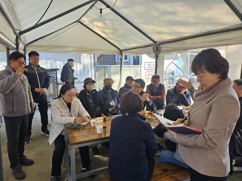'새빛민원실' 베테랑팀장들이 하광교동 주민들과 이야기를 나누고 있는 모습 <수 원시 제공>