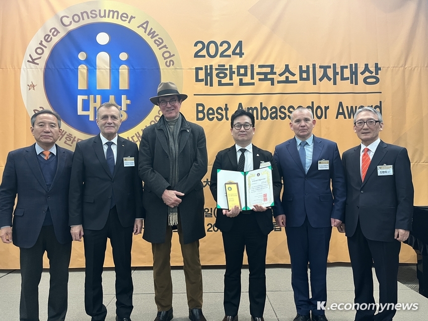 (주)자운 콜렌의료온열매트(대표 박상호, 사진 오른쪽에서 세 번째)가 2년 연속 ‘대한민국 소비자대상’ 대상을 차지했다 <(주)자운 제공> 