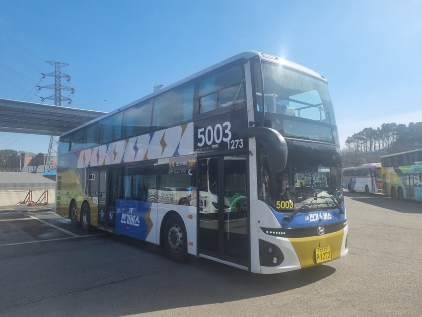 용인에서 강남역 방면을 운행하는 5003번 2층 전기버스 모습 <용인특례시 제공>