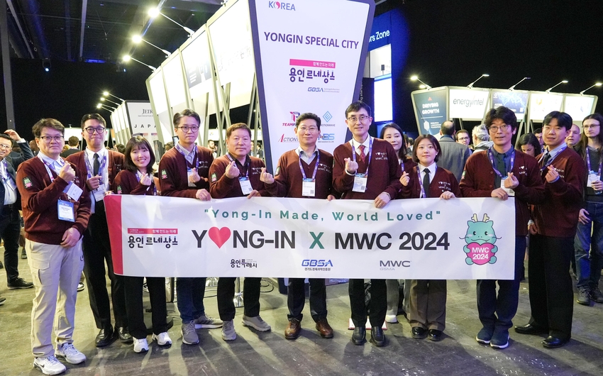 이상일 시장(사진 오른쪽에서 5번쨰)이 스페인 바르셀로나에서 열린 MWC 2024를 방문해 박람회에 참가한 용인 기업 관계자들과 기념촬영을 하고 있다 <용인특례시 제공>