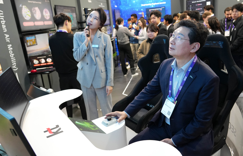 MWC 2024의 KT관을 찾아 도심항공교통(UAM) 기술에 대한 설명을 듣고 있는 이상일 시장 <용인특례시 제공>