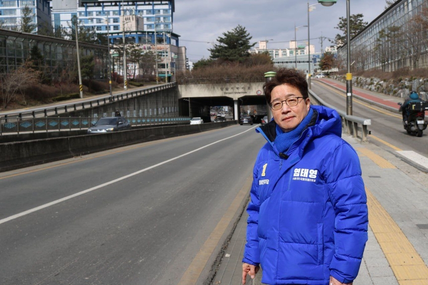  염태영 후보가 당암지하차도 주변을 찾아 현장 점검을 벌였다 <모두를 위한 캠프 제공>