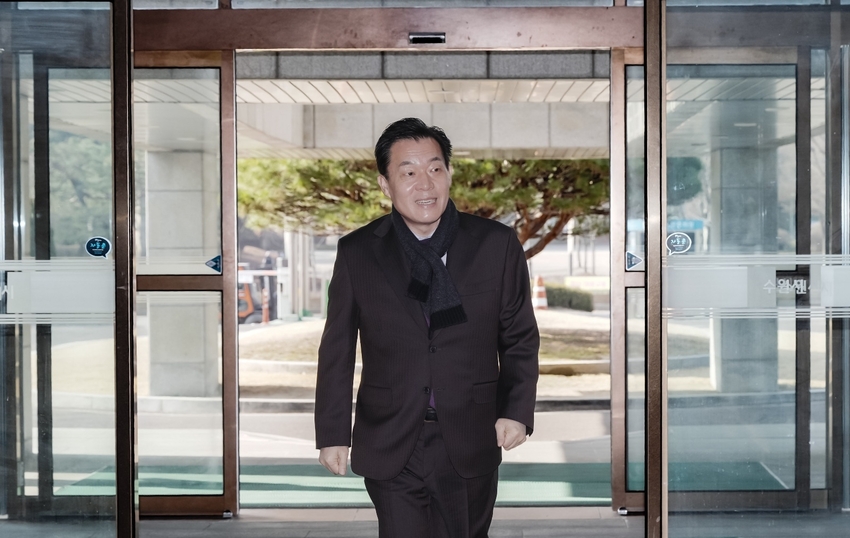 이재준 시장이 4일 오전 9시 40분께 밝은 모습으로 시청 본관으로 출근하고 있다 <수원시 제공> 
