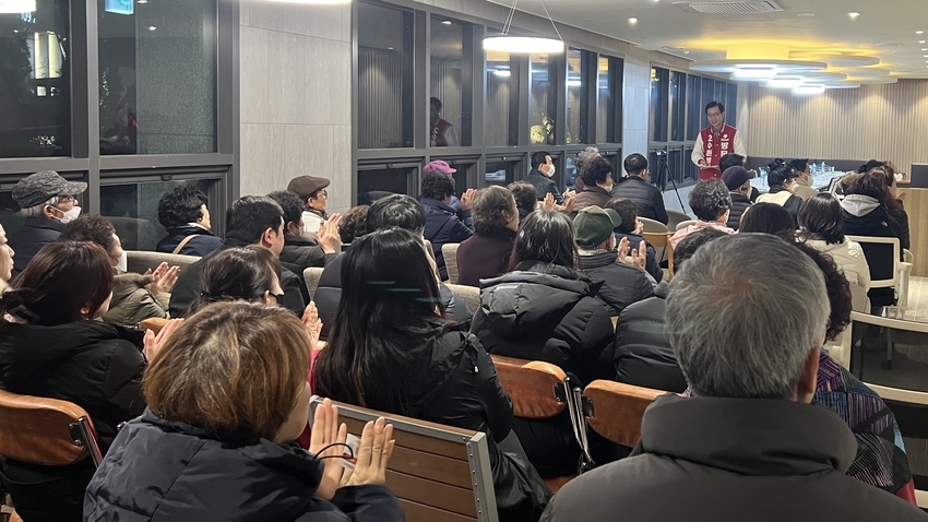  국민의힘 방문규 후보가 매교동 주민들과 간담회를 갖고 있는 모습 <방문규 후보 선거거사무소 제공>