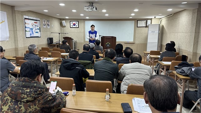 수원역 테마거리 상인회를 방문한 김영진의원이 상인들과 대화를 나누고 있는 모습 <김영진 선거사무소 제공>