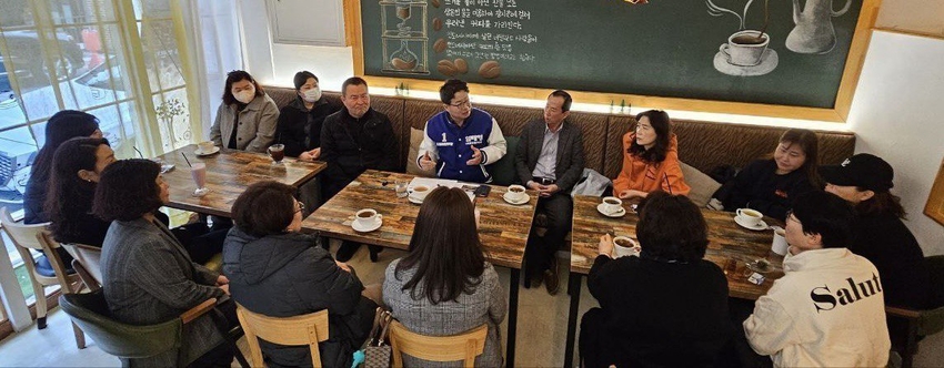 권선2동에서 열린 '반반 무 많이 모임'에 참석한 염태영 후보가 주민들과 대화를 나누고 있는 모습 <모두를 위한 캠프 제공>