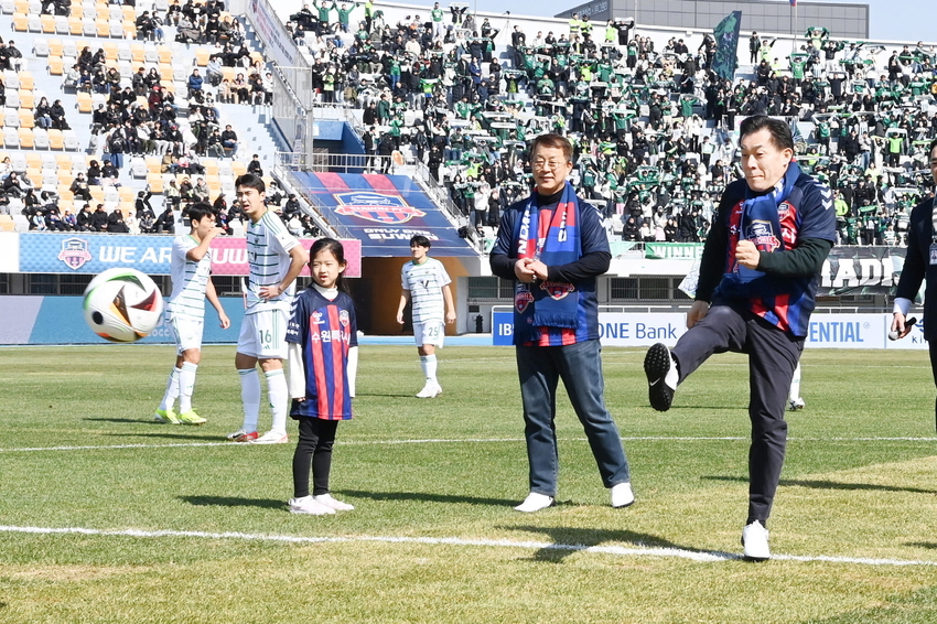 이재준 수원시장이 수원FC 홈개막전에서 시축하고 있다 <수원시 제공>