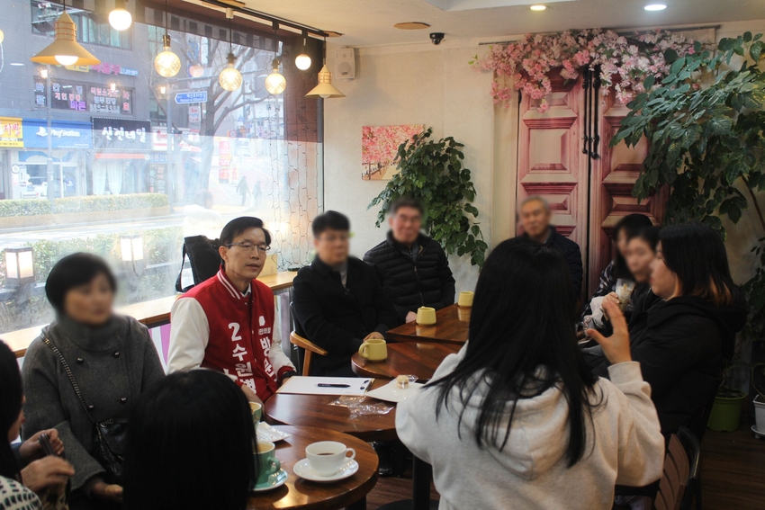 방문규 후보가 한 카페에서 학부모들과 이야기를 나누고 있는 모습 <방문규 후보 선거사무소 제공>